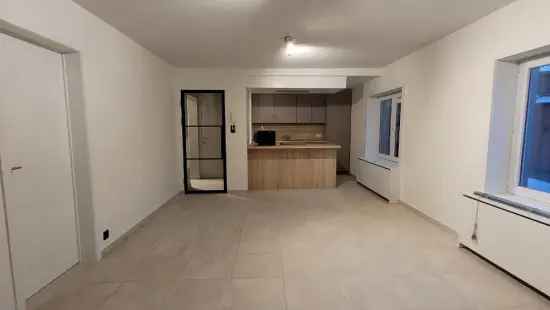 Loods (110m²) + vernieuwd appartement te koop