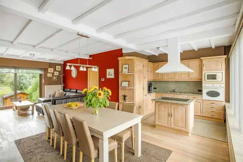 Te Koop Stabroek: Ruime 3 Slaapkamer Bel-Etagewoning met Garage en Tuin