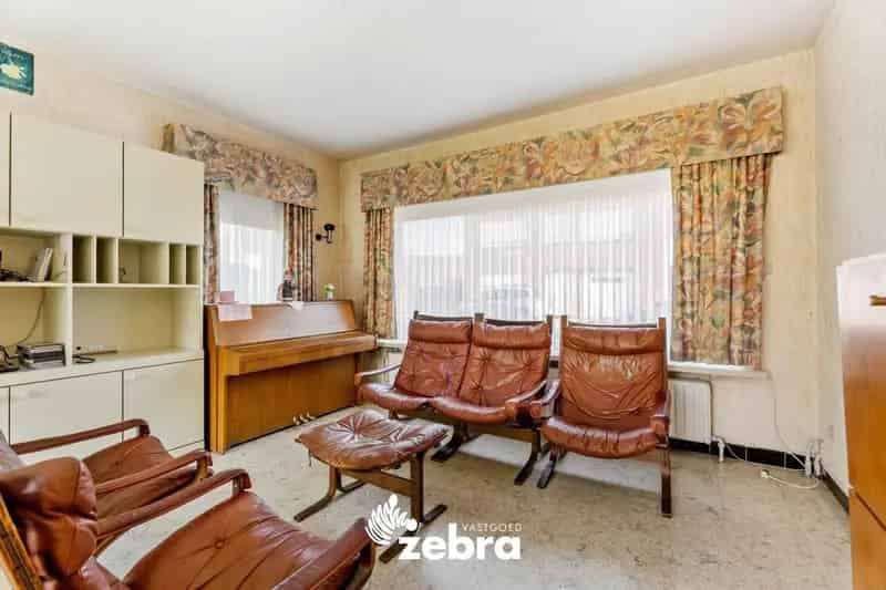 Op te frissen woning te Staden