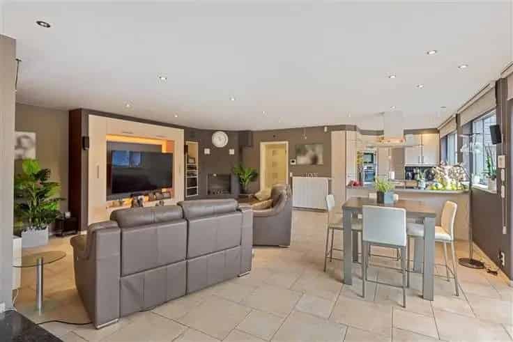 Huis Te Koop Zandhoven Grote woning met magazijn