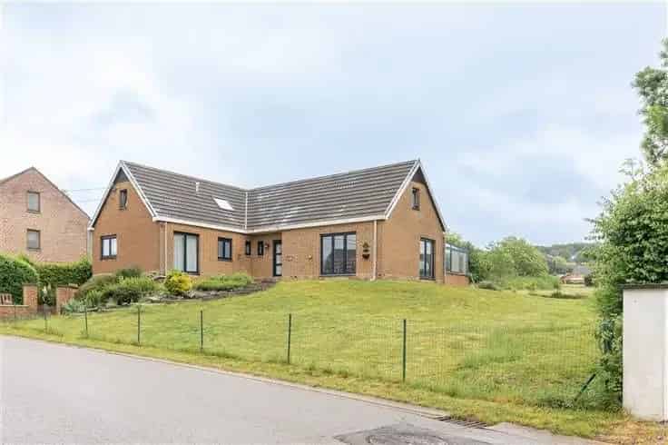 Huis Te Koop Faulx-les-Tombes: Grote Familiewoning met Zwembad