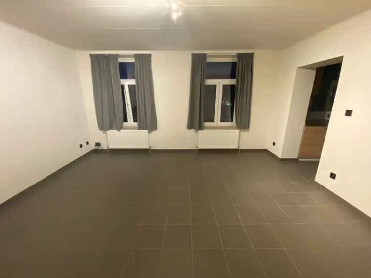 Appartement te huur: gerenoveerd appartement nabij winkels en autosnelweg