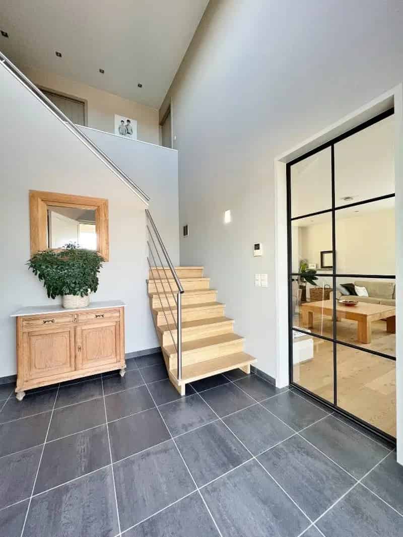 Moderne Villa met Dubbele Garage en Zonnige Tuin