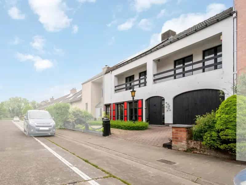 Ruime woning met tuin en bijgebouwen te Sint-Kruis