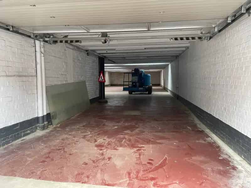 Garage te koop: Ruime autostaanplaats