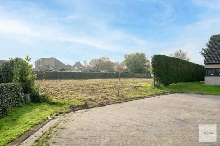 Bouwgrond in doodlopende straat in residentiele wijk