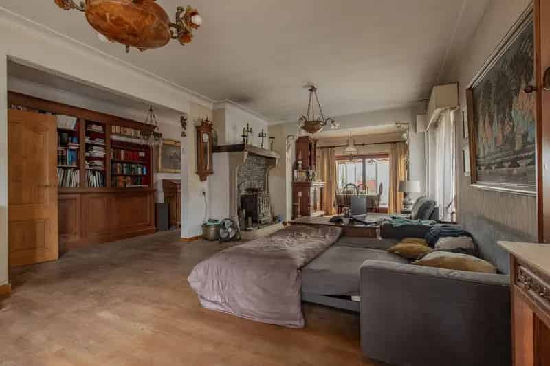 Moderne Halfopen Gezinswoning Te Moderniseren