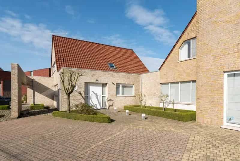 Villa te koop Ledegem 6 slaapkamers zwembad praktijkruimte