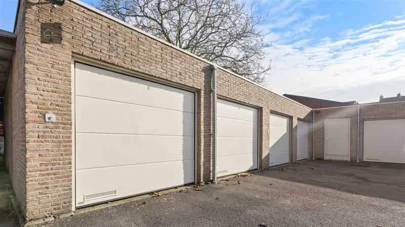Ruime Garage met Elektrische Poort Centrum Ieper