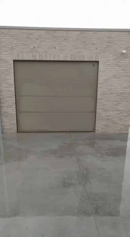 RECENT GEBOUWDE GARAGE NR. 11 TE HUUR