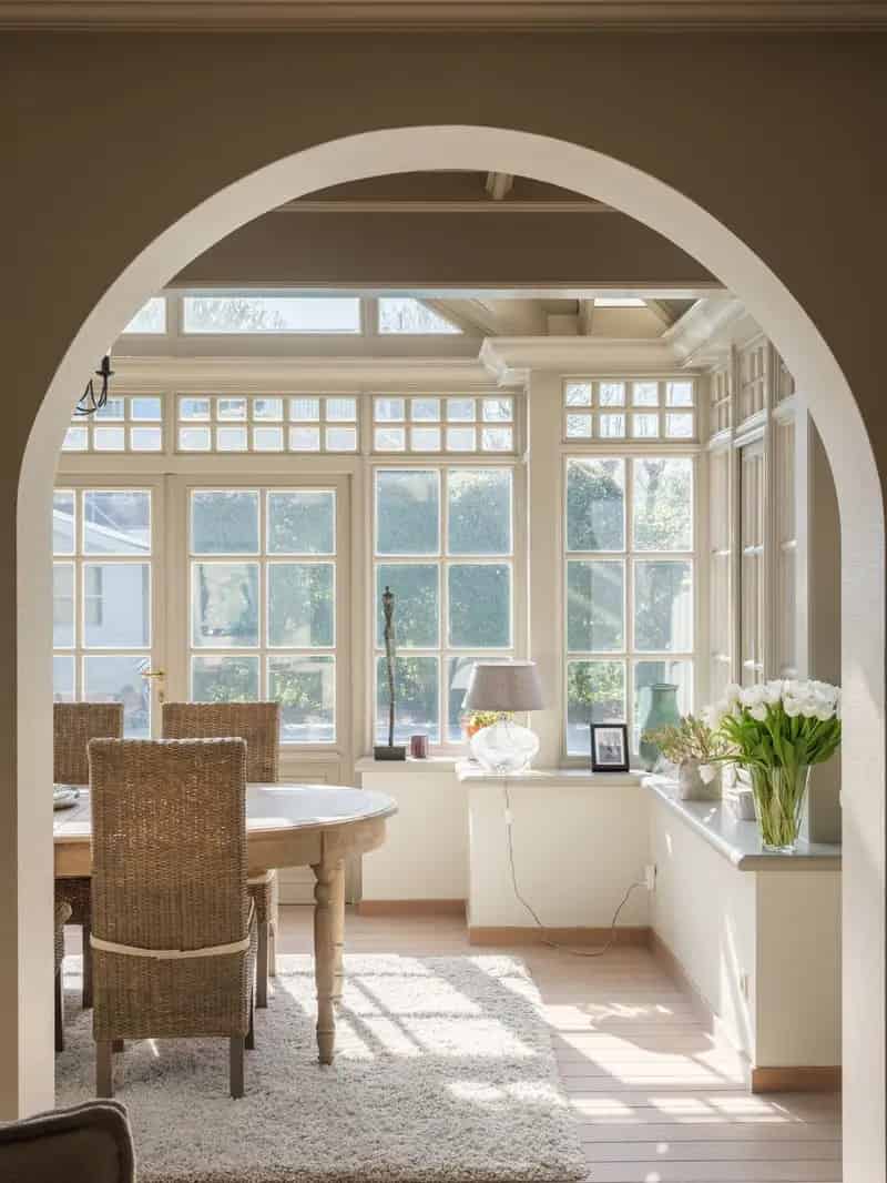 Instapklare, vrijstaande woning met zwembad op een zonnig perceel, drie slaapkamers en de mogelijkheid voor een praktijkruimte in een rustige omgeving.