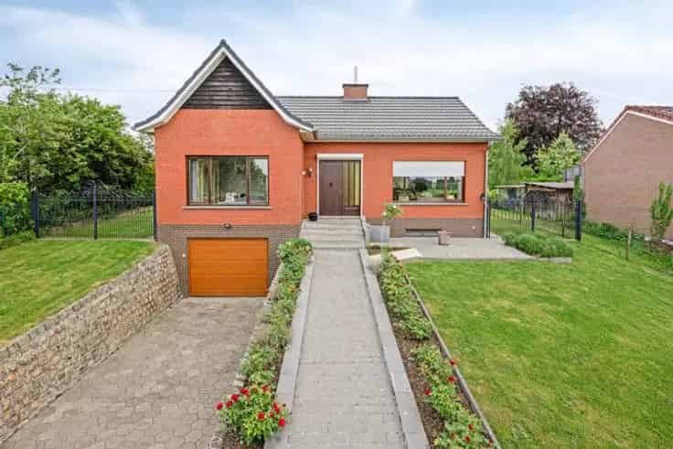 Huis Te Koop Kerkom: Instapklare Bungalow met 3 slaapkamers en Tuin