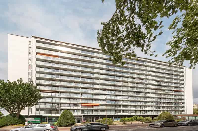 Appartement te koop te renoveren met terras en staanplaats