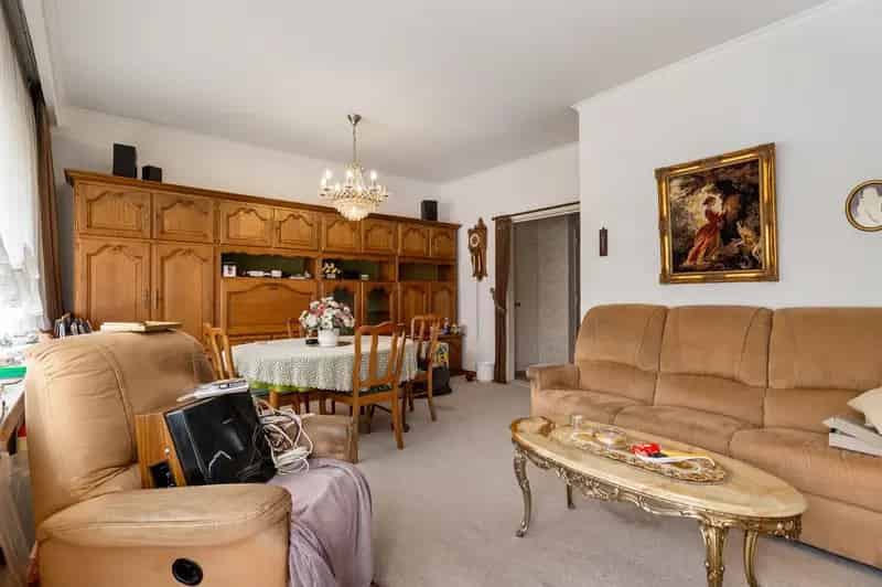 Te renoveren 2 slaapkamer appartement in Borsbeek