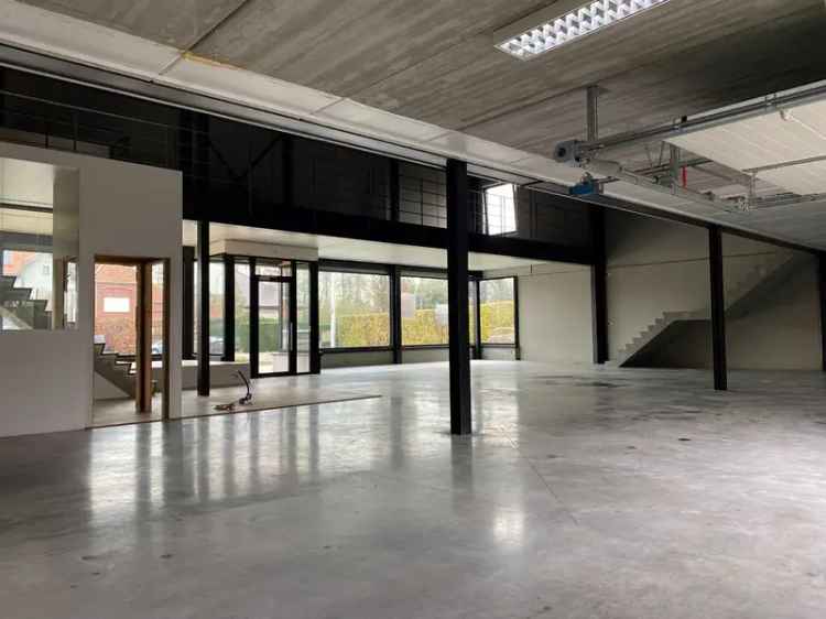 Baanwinkel / showroom op commerciële ligging met grote visibiliteit