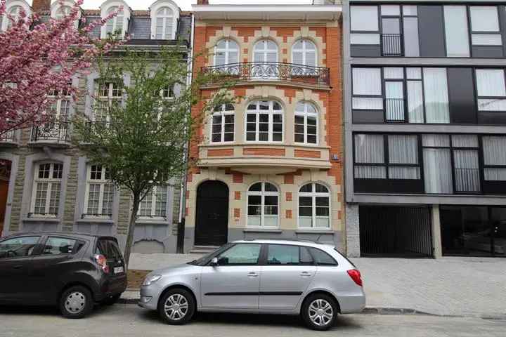 Te koop: prachtige gerenoveerde herenhuis in Schaerbeek met tuin