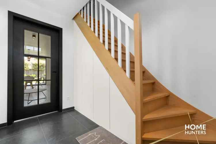 Halfopen bebouwing in landelijke, moderne stijl
