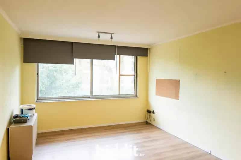 Op te frissen appartement eerste verdieping