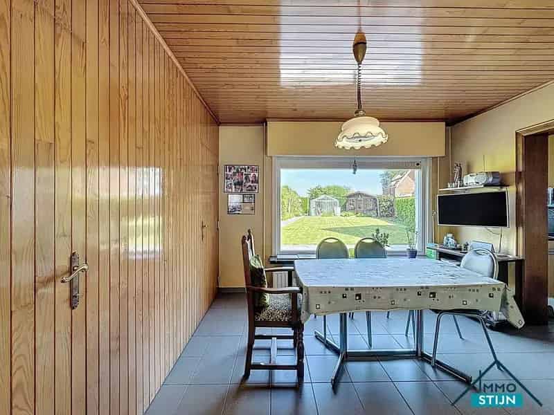 Woning met mooi aangelegde tuin