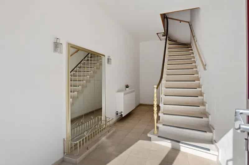 Huis te koop Merksem: 2 slaapkamers, 16 garageboxen, renovatieproject