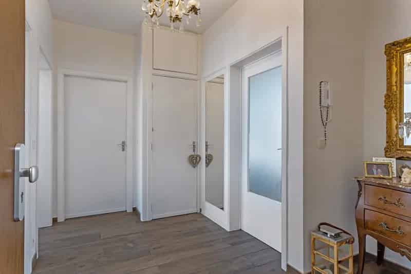 Appartement te koop 2 slaapkamers ruime garage en kelder