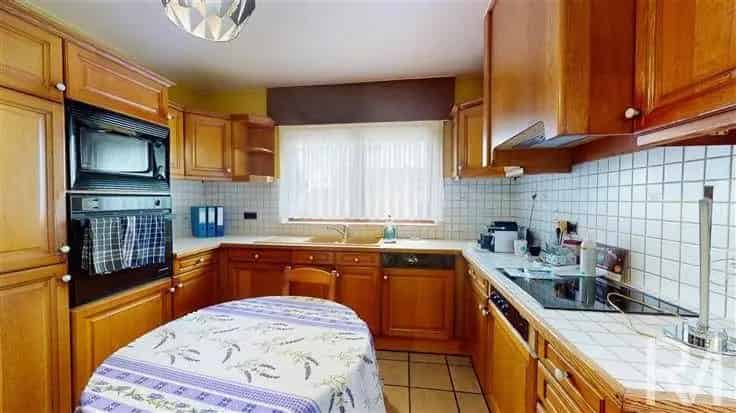 Huis Te Koop Ruime gezinswoning met tuin