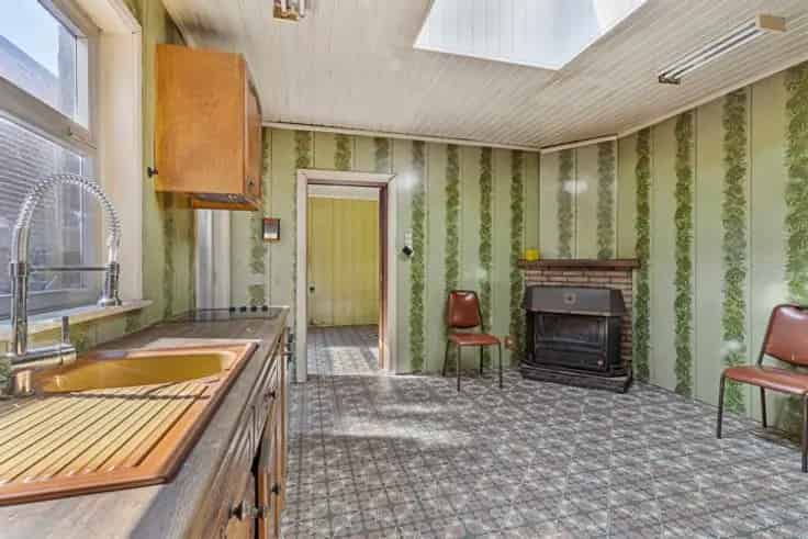 Huis Te Koop Zonnegem: Ruime Woning met Grote Garage en Tuin