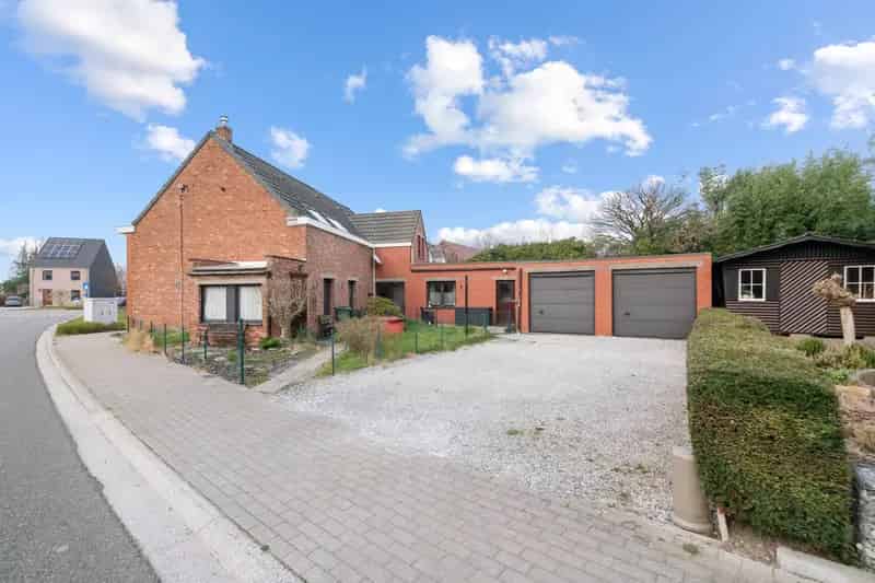 Te renoveren woning met 2 garages in Zemst
