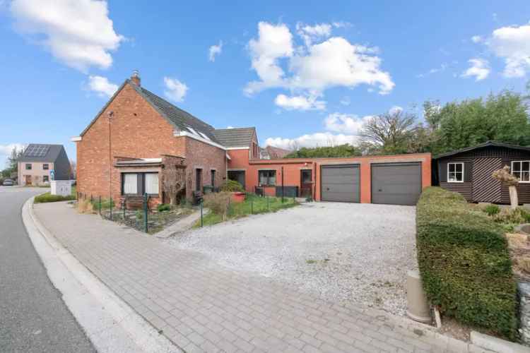 Te renoveren woning met 2 garages in Zemst