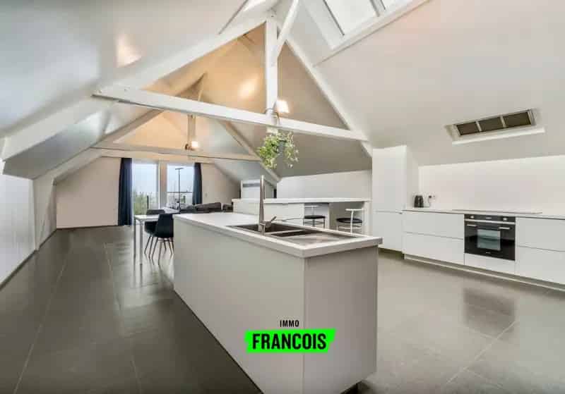 Loods met Luxueuze Loft en 4 Garages te Elverdinge