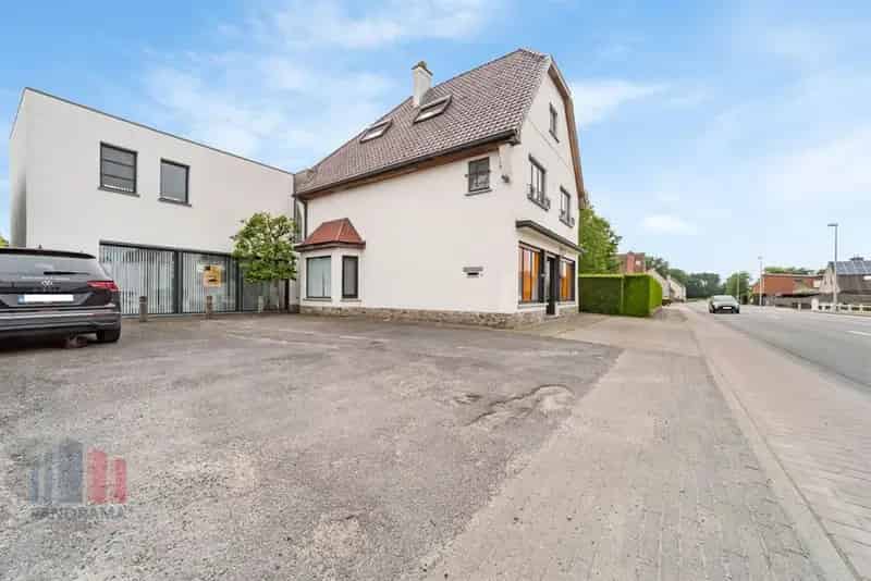 Handelspand Oostkamp: Kantoor Magazijn Woning Zwembad