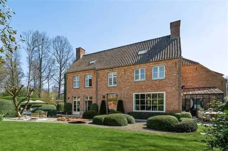 Villa Te Koop: Luxe Villa met Zwembad en Tuin