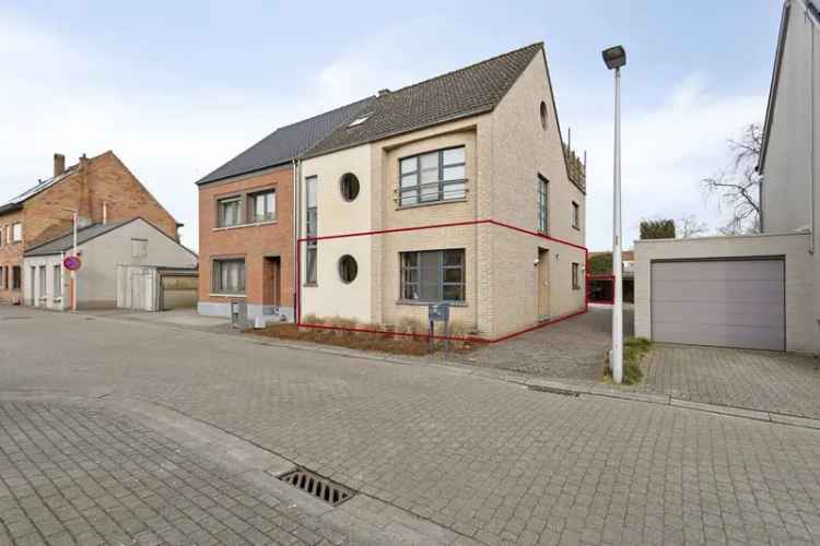 Te koop gelijkvloersappartement met carport in Oelegem met tuin