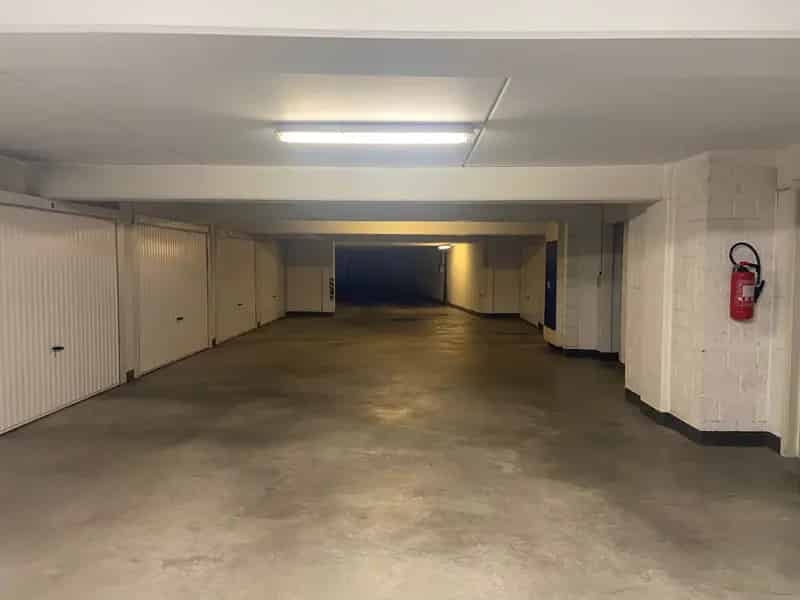 Garagebox te Koop Nabij Zeedijk Met Zwembadtoegang