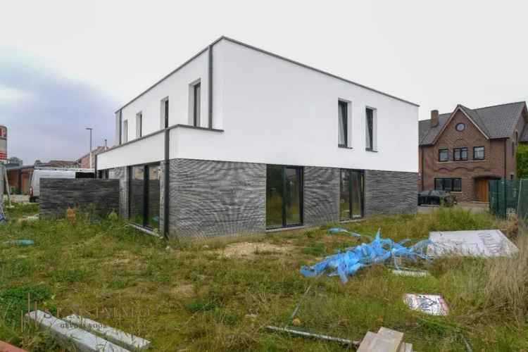 Moderne halfopen woning met 4 slaapkamers op 3a 15ca perceel