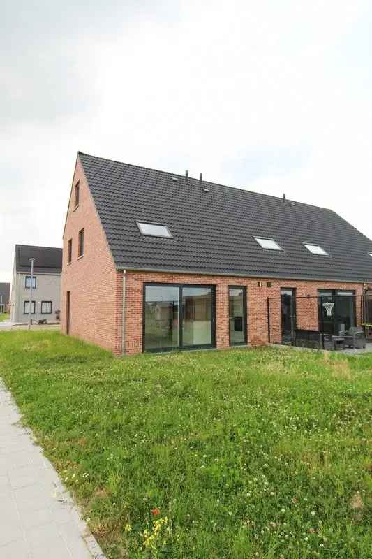 In de Tarwestraat te Meulebeke trekt Hectaar deze  3 hedendaagse nieuwbouwwoningen op, tijdloos en voorzien van alle comfort.