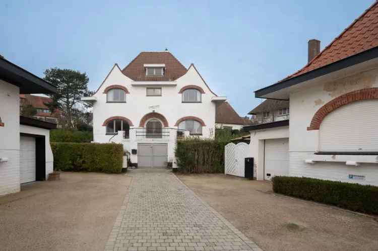 Charmante alleenstaande te renoveren villa vlakbij het strand van Duinbergen