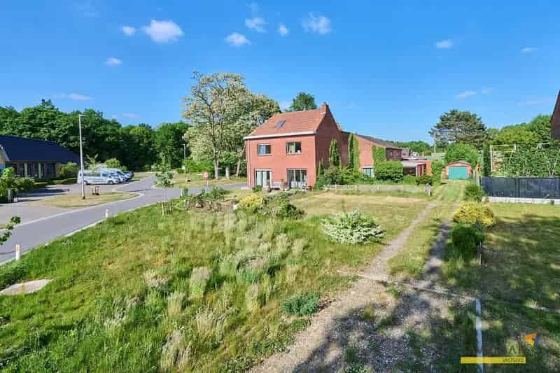 Huis te koop met atelier en grote grond