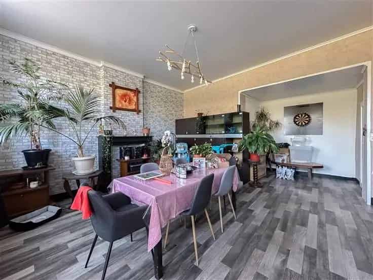 Huis Te Koop Vier Slaapkamers Grote Tuin Garage