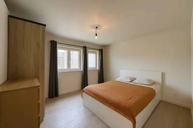 Appartement te huur Merchtem: Ruim 2 slaapkamers, terras en parking