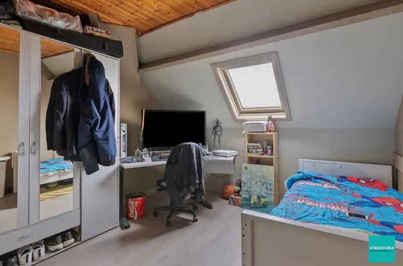 Rustig gelegen villa met 6 slaapkamers en appartement te Merchtem