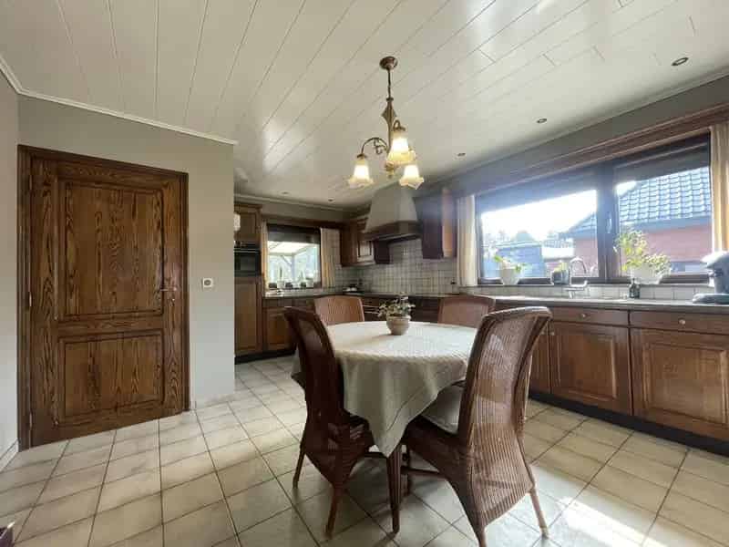 Goed onderhouden open bebouwing met 3 slaapkamers