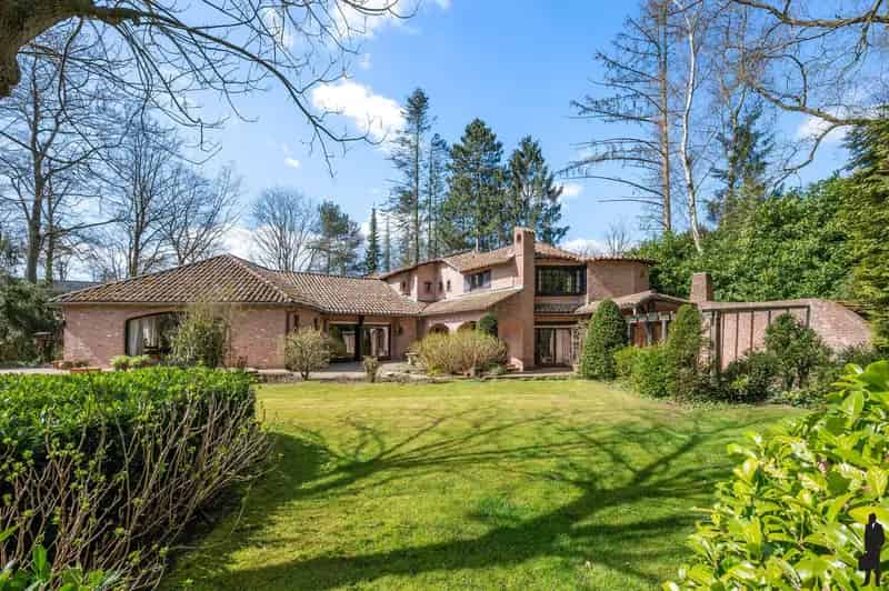 Spaanse Villa te Schoten: 4 slaapkamers, Grote Tuin, Te renoveren