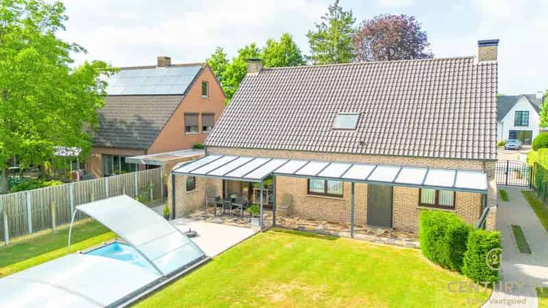 Ruime Villa met Zwembad te Turnhout