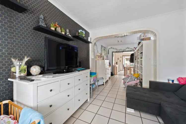 Gezellige Rijwoning met Ruime Tuin en Potentieel