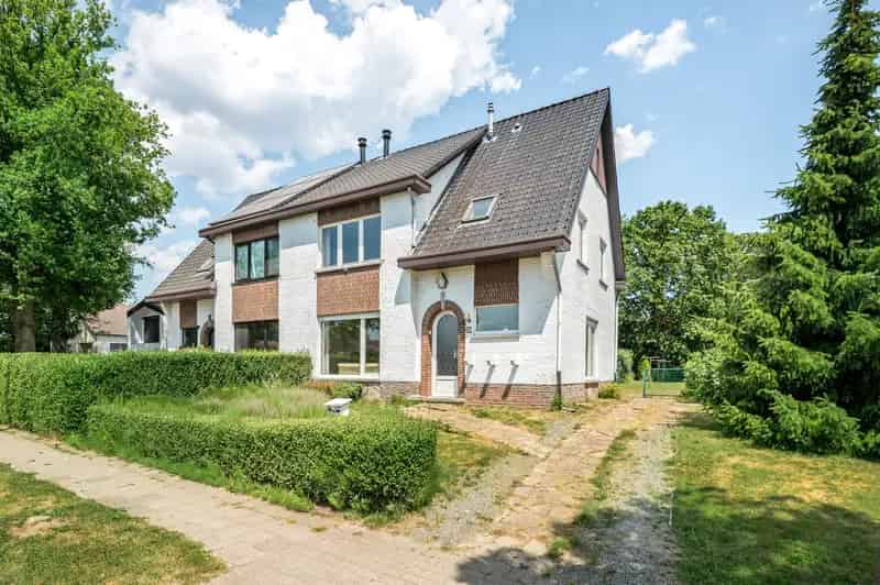 Te renoveren gezinswoning met grote tuin in Reet