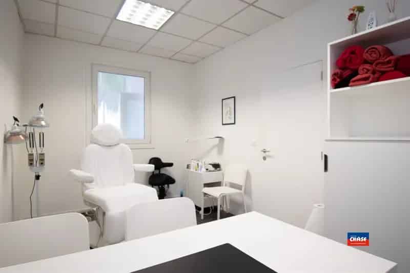 Gebouw met 3 praktijkruimtes en duplexappartement