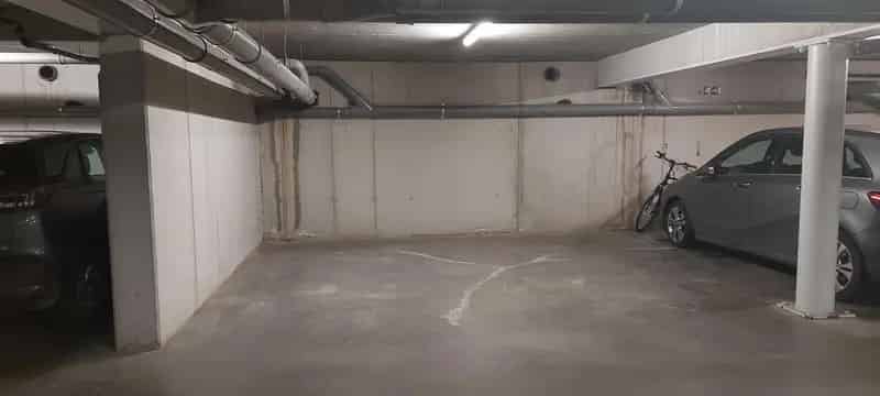 Ondergrondse staanplaats te huur - Afgesloten gebouw