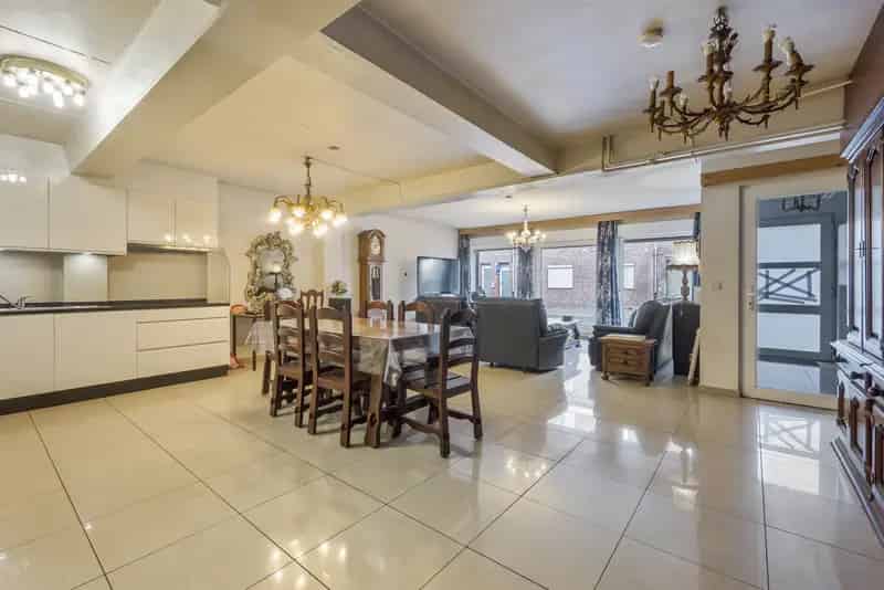 Groot Appartement 4 Slaapkamers Garage te Koop