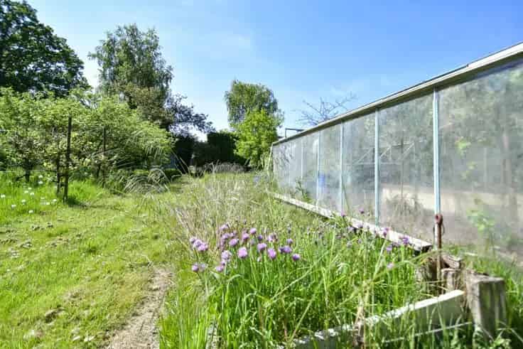 Huis Te Koop met Grote Tuin en Bijgebouw